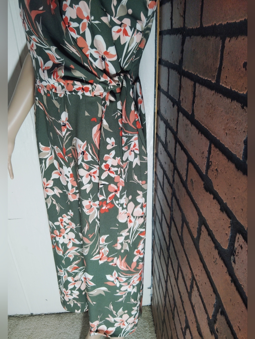 LIKE NEW!! Apt. 9 Dark Green Floral Sleeveless Wide-Leg Jumpsuit. Size 4 - Picture 6 of 11